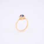 Pierścionek z żółtego złota z brylantami i szafirem - próba 585 - obrazek 2