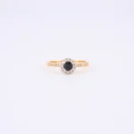 Pierścionek z żółtego złota z brylantami i szafirem – próba 585