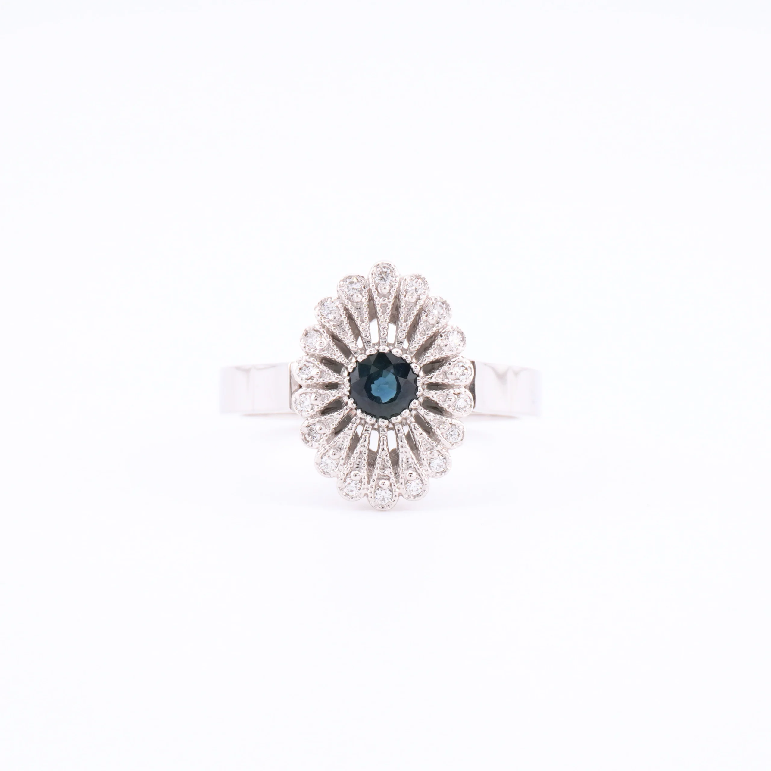 28_34_11zon Pierścionek vintage z szafirem w białym złocie - próba 585 - obrazek 1